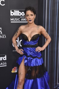 halsey-2019-billboard-music-awards-15.jpg