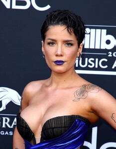 halsey-2019-billboard-music-awards-19.jpg