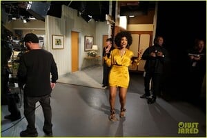 jennifer-hudson-performs-the-jeffersons-theme-song-live-in-front-of-a-studio-audience-09.jpg