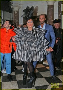 lady-gaga-wows-for-anna-wintour-pre-met-gala-dinner-08.jpg