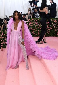 naomi-campbell-2019-met-gala-3.jpg