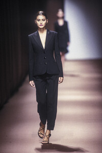 salvatore-ferragamo-ss-2001-2.thumb.jpg.11fe08dbc6fc3a89d6bf8fabbccb3a26.jpg