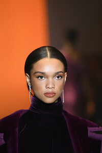 1112866300_CushnieRunwayFebruary2019NewYorkFashion5pmR78DWhFxx.thumb.jpg.5a5fe0989be502b47a811d917d680913.jpg