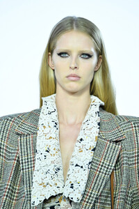 1176076800_MiuMiuClub2020RunwayRqjlibfIj_tx.thumb.jpg.77fbe49da04499fc350865f420c36a83.jpg