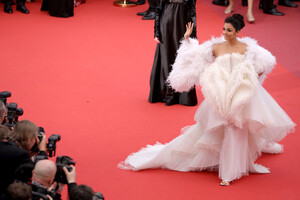 Aishwarya+Rai+Le+Belle+Epoque+Red+Carpet+72nd+52nAyf2-PYix.jpg