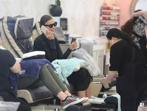 Irina+Shayk+at+the+nail+salon+9UVv6GJRFv9x.jpg