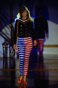 1530319975_versace-hc-ss-1993(5).thumb.jpg.1e20ea0b3adc06f10a6e6eb75074eb82.jpg