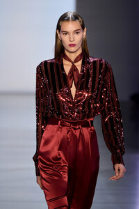 1575426372_SallyLaPointeRunwayFebruary2019NewYork-hbeWqwcCsNx.thumb.jpg.472e0926148c727f25dd931a6d0e42a2.jpg