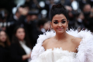 Aishwarya+Rai+Le+Belle+Epoque+Red+Carpet+72nd+JOolnbPnZgJx.jpg