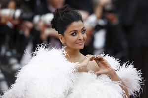 Aishwarya+Rai+Le+Belle+Epoque+Red+Carpet+72nd+9PGUCCFXG5ix.jpg