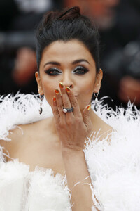 Aishwarya+Rai+Le+Belle+Epoque+Red+Carpet+72nd+Tcf694xtQXvx.jpg