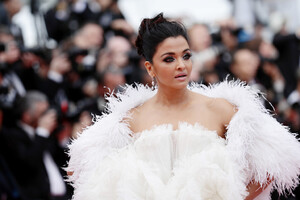 Aishwarya+Rai+Le+Belle+Epoque+Red+Carpet+72nd+WJcqHBoxbwkx.jpg