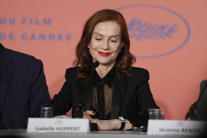 Isabelle+Huppert+Frankie+Press+Conference+AKnjvtw6gZhx.jpg