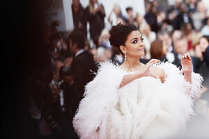 Aishwarya+Rai+Le+Belle+Epoque+Red+Carpet+72nd+E5vaXfYvGoWx.jpg