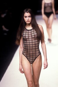 40444736_HerveLeger1999WomenRTW28.thumb.jpg.e9c7fdfe99f03a5c3a8f75d6ee643b58.jpg