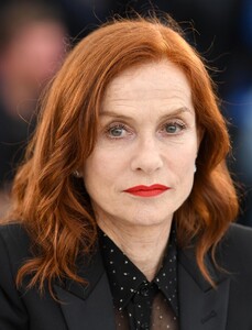 Isabelle+Huppert+Frankie+Photocall+72nd+Annual+ybFZyajNkbox.jpg