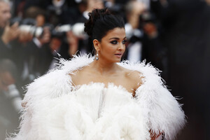 Aishwarya+Rai+Le+Belle+Epoque+Red+Carpet+72nd+Q9A7cr19wD-x.jpg