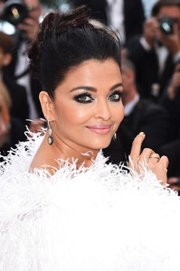 Aishwarya+Rai+Le+Belle+Epoque+Red+Carpet+72nd+GVjplLSwU8bx.jpg