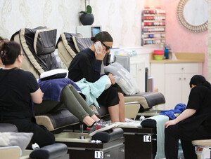 Irina+Shayk+at+the+nail+salon+M4hvMMevJYdx.jpg