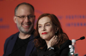 Isabelle+Huppert+Frankie+Press+Conference+GN3aHyfIiDUx.jpg