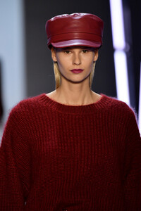 961274074_SallyLaPointeRunwayFebruary2019NewYorkJgFyN5T485yx.thumb.jpg.d84814c5a16364d10f20d4f3f1f81c9f.jpg