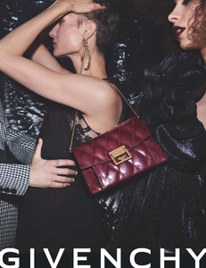 Meisel_Givenchy_Fall_Winter_18_19_03.thumb.png.5c6a38cee3a114a36422aac76450b461.png