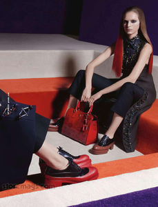 Meisel_Prada_Fall_Winter_12_13_06.thumb.png.2c2200bddcdb6de56481bb7383f7b38e.png