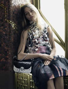 Meisel_Prada_Spring_Summer_2016_02.thumb.png.3a3e8be60cc6084e9fc67e86ba592fd0.png