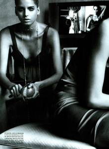 Munro_Vogue_Italia_October_2003_03.thumb.png.0b7a0076c943d7707afcdee3d55c647a.png