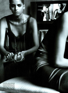 Munro_Vogue_Italia_October_2003_03.thumb.png.53cc281b3353284943091b3d1d9eeacd.png