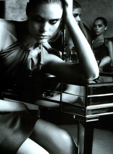 Munro_Vogue_Italia_October_2003_04.thumb.png.3116b89c8082f19baa0e56610bbc7ffb.png