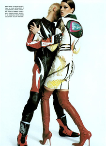 Testino_Vogue_Italia_October_2003_10.thumb.png.2f218b900d56a1000ee0371a5f597bec.png