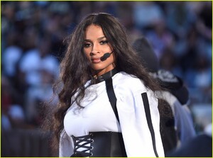 ciara-performance-on-gma-02.jpg