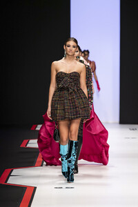 elisabetta-franchi-po-rf19-0065.thumb.jpg.a871511699c4f19ef37bd30977ab25e8.jpg