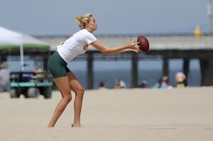 hailey-clauson-playing-flag-football-on-venice-beach-06-23-2019-12.jpg