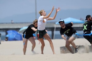 hailey-clauson-playing-flag-football-on-venice-beach-06-23-2019-2.jpg