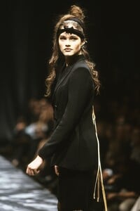 jean-paul-gaultier-ss-1997.thumb.jpg.f10140074f3bef2ce5bf25e24c235589.jpg