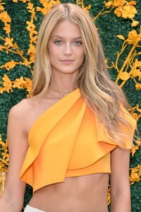 kate-bock-2019-veuve-clicquot-polo-classic-in-ny-2.thumb.jpg.53cc5264142209b1abce77c0a3e924d2.jpg