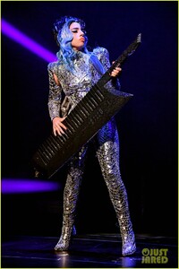 lady-gaga-apollo-theater-performance-01.jpg