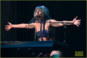 lady-gaga-apollo-theater-performance-04.jpg