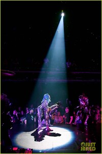 lady-gaga-apollo-theater-performance-06.jpg