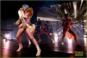 lady-gaga-apollo-theater-performance-12.jpg