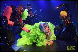 lady-gaga-apollo-theater-performance-15.jpg