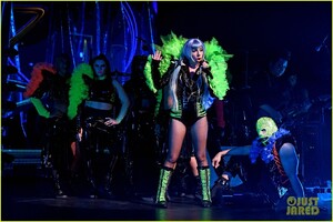 lady-gaga-apollo-theater-performance-19.jpg