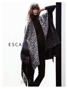 1431852202_Knoepfel__Indlekofer_Escada_Fall_Winter_13_14_01.thumb.png.54d0f45f96b3ca7e4bb900086b885f25.png