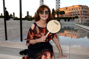 Susan+Sarandon+Fendi+Couture+Fall+Winter+2019+yOuGMrdriOEx.jpg