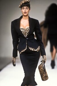 1633517689_AzzedineAlaia1991WomenRTW85.thumb.jpg.e10077e45f76aa3eb458155d93c5be08.jpg