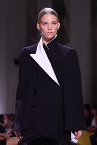 1999540174_GivenchyRunwayParisFashionWeekHauteCouturehZdVQtliJdXx.thumb.jpg.68ef9648fe824f5b020981c31cc9c600.jpg