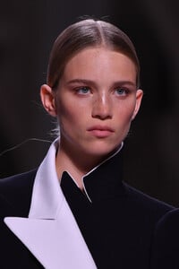 311191865_GivenchyRunwayParisFashionWeekHauteCoutureGoxYdF4NXKSx.thumb.jpg.a77b1a034f41945c8a326253bf0f3dbe.jpg