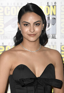 Camila+Mendes+2019+Comic+Con+International+n2-Hb9Hu2hCx.jpg